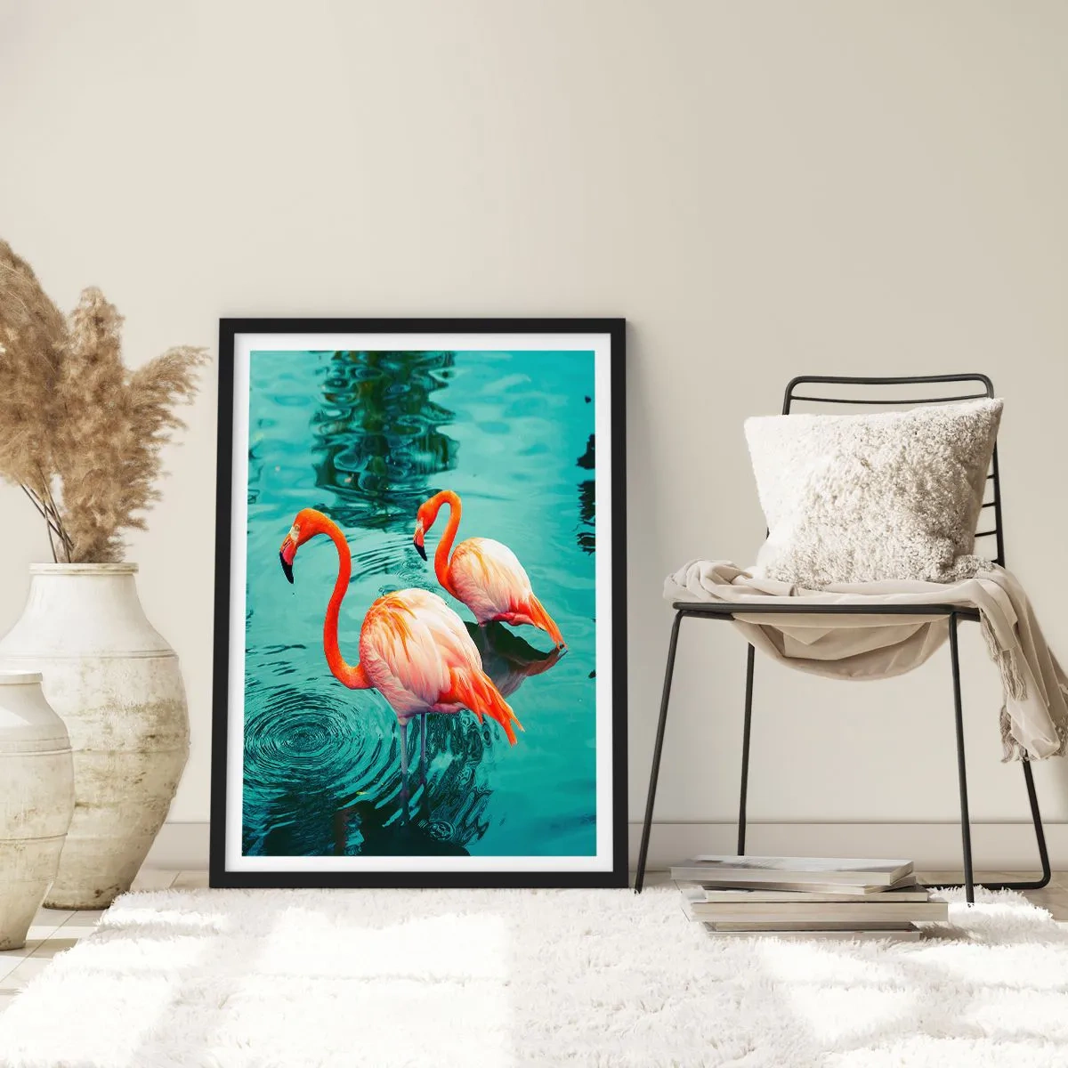 Poster in einem schwarzem Rahmen - Zwei Flamingos vor der Kulisse des ruhigen Wassers - 50x70cm - Wir sind jetzt in Mode - Moderne Wanddekoration für Wohnzimmer und Schlafzimmer ARTTOR