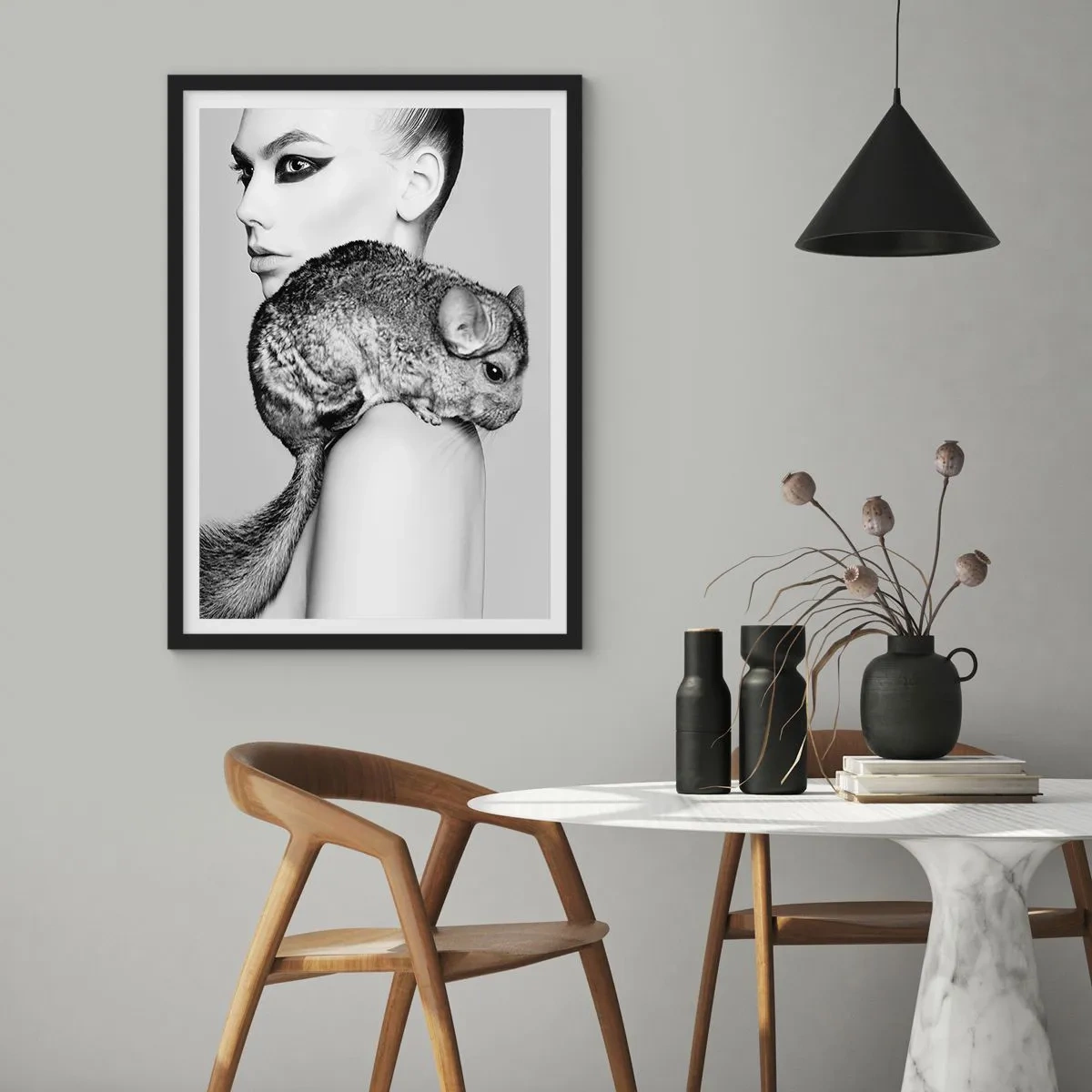 Poster in einem schwarzem Rahmen - Dame mit einem Chinchilla - 61x91 cm