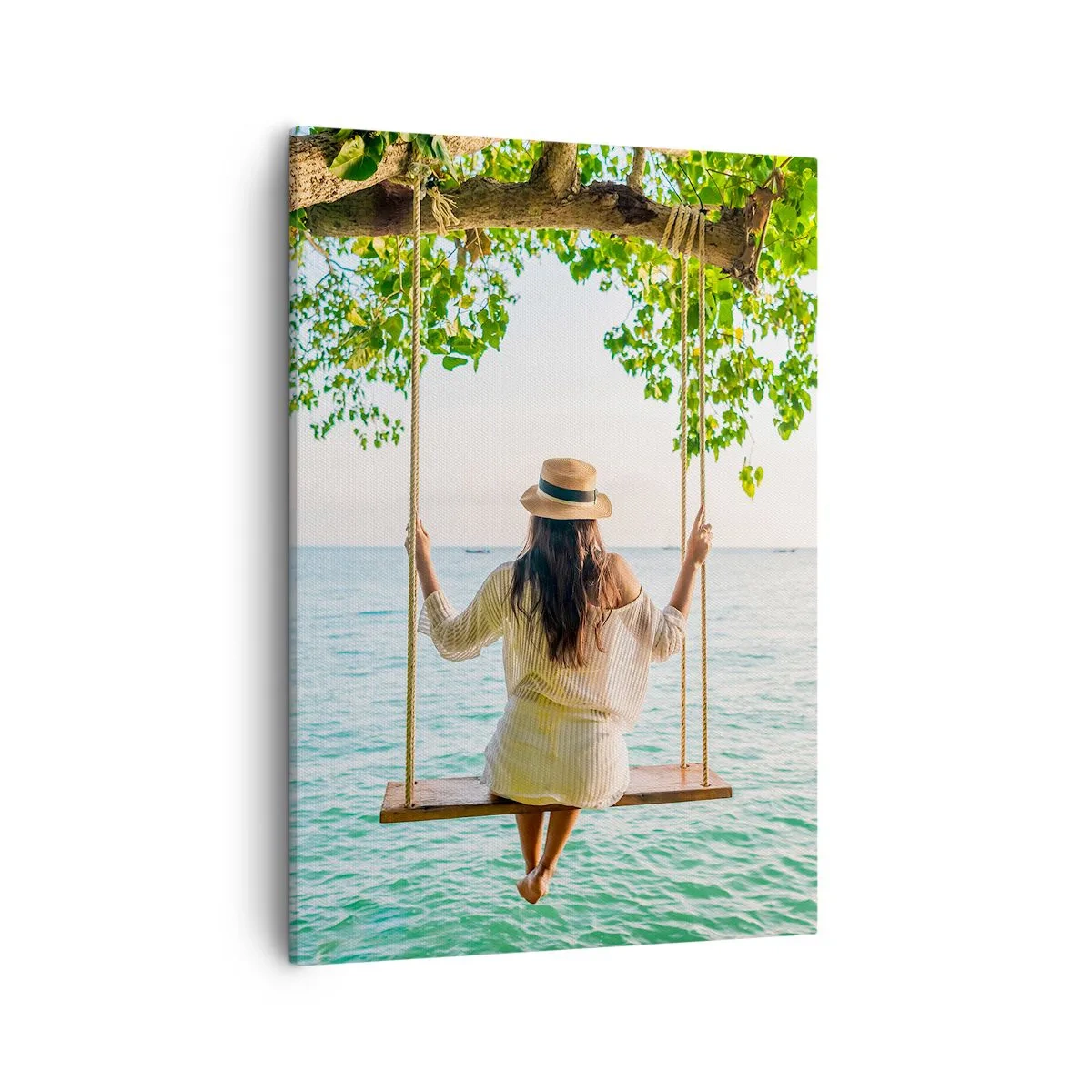 Bild auf Leinwand - Leinwandbild - Frau auf einer Schaukel am Meer in einer tropischen Landschaft - 50x70cm - Das Leben ist wunderschön - Moderne Wanddekoration für Wohnzimmer und Schlafzimmer ARTTOR