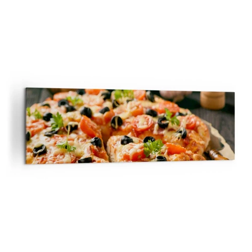 Bild auf Leinwand - Leinwandbild - Pizza mit Tomaten, Oliven und frischen Kräutern auf dem Tisch - 160x50cm - Du bist schon wieder davongekommen - Moderne Wanddekoration für Wohnzimmer und Schlafzimmer ARTTOR