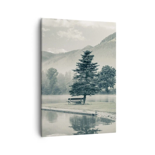 Bild auf Leinwand - Leinwandbild - Ein malerischer See mit einer Bank und Nebel im Hintergrund - 50x70cm - Der See schläft noch - Moderne Wanddekoration für Wohnzimmer und Schlafzimmer ARTTOR