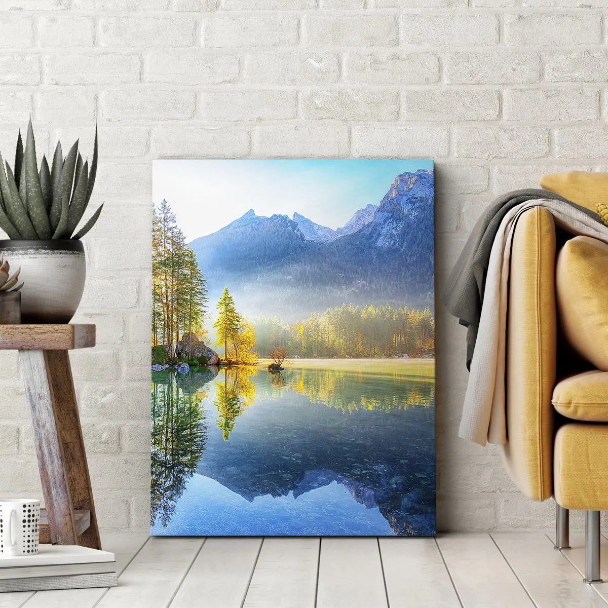Bild auf Leinwand - Leinwandbild - Ein See, umgeben von Bergen und Wäldern in den Strahlen der Sonne - 50x70cm - Majestät und Süße - Moderne Wanddekoration für Wohnzimmer und Schlafzimmer ARTTOR