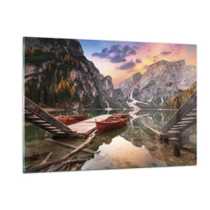 Glasbild - Bild auf glas - Bergsee mit Pier und Booten bei Sonnenaufgang - 120x80cm - Versprechen des Tages - Moderne Wanddekoration für Wohnzimmer und Schlafzimmer ARTTOR