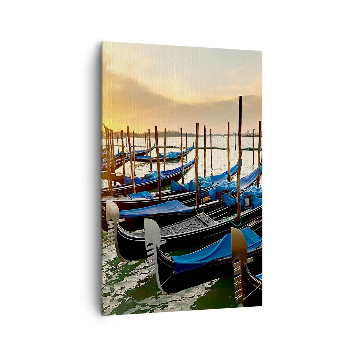 Bild auf Leinwand - Leinwandbild - Gondeln in Venedig am Morgen im Licht der aufgehenden Sonne - 80x120cm - Bevor das Summen kommt - Moderne Wanddekoration für Wohnzimmer und Schlafzimmer ARTTOR