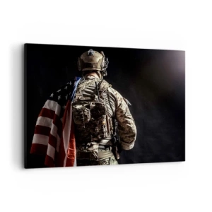 Bild auf Leinwand - Leinwandbild - Ein Soldat in Uniform mit einer Flagge vor dunklem Hintergrund - 100x70cm - Darum - Moderne Wanddekoration für Wohnzimmer und Schlafzimmer ARTTOR