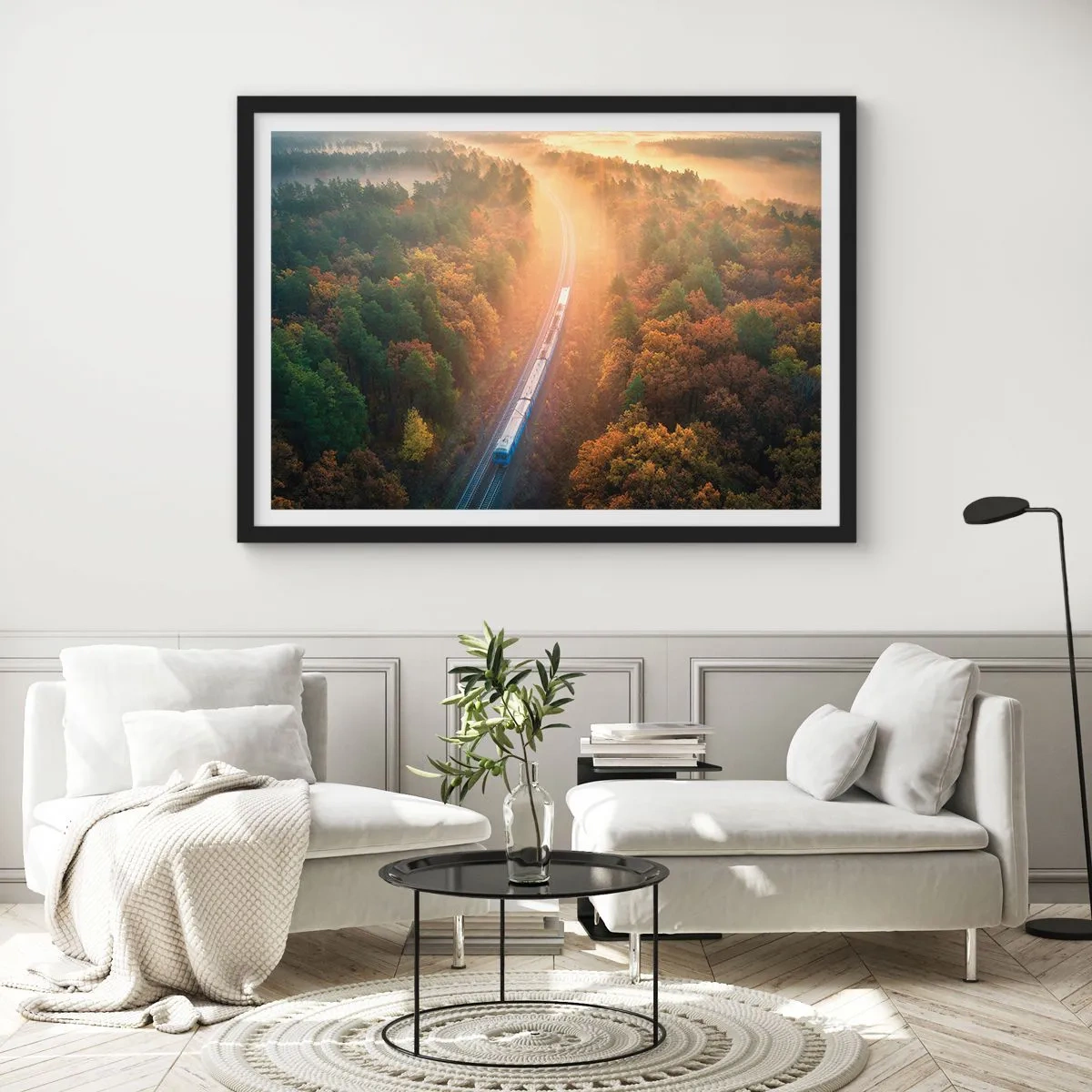 Poster in einem schwarzem Rahmen - Ein Zug in einem herbstlichen Wald im Morgengrauen - 100x70cm - Herbstreise - Moderne Wanddekoration für Wohnzimmer und Schlafzimmer ARTTOR