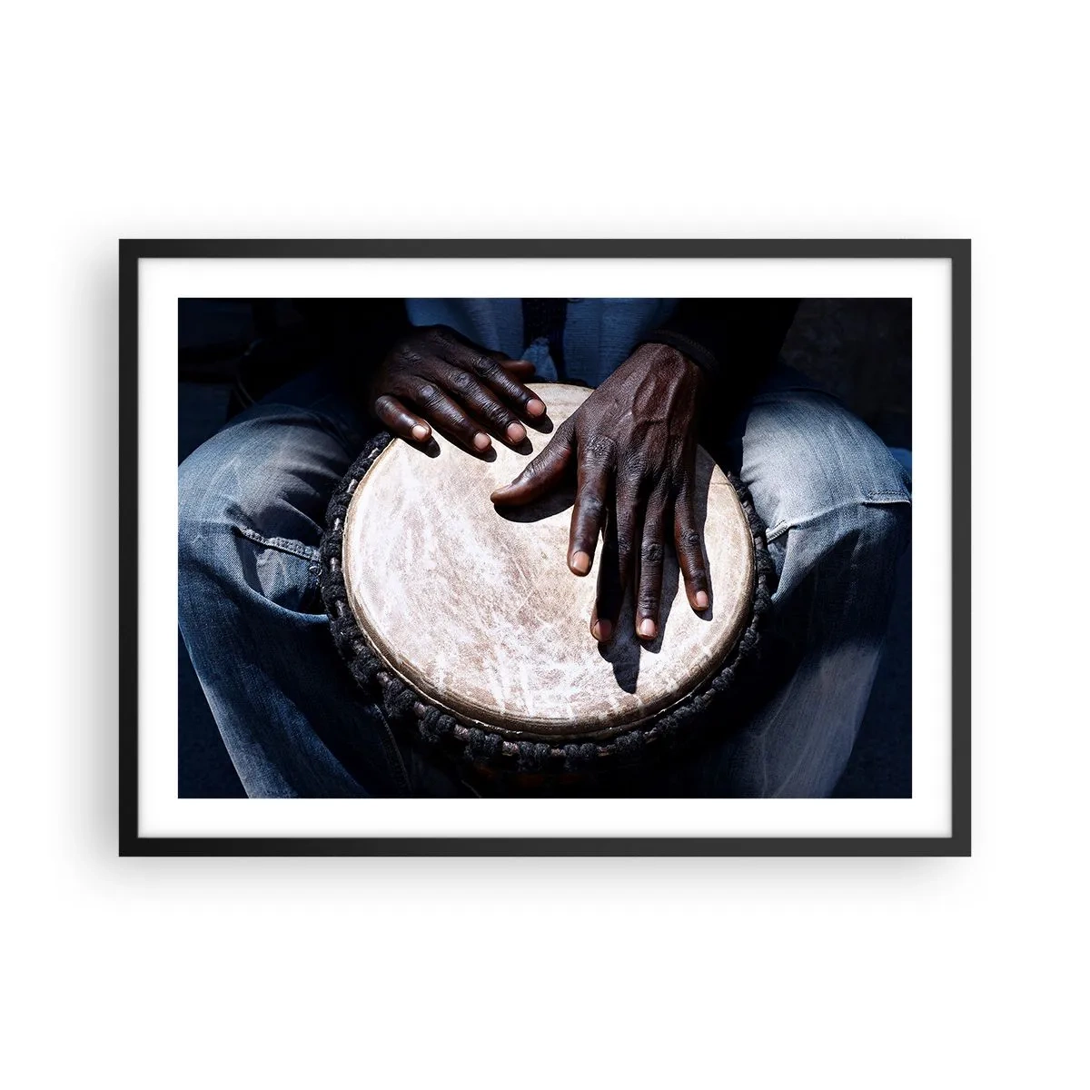 Poster in einem schwarzem Rahmen - Hände spielen eine Djembe-Trommel in einer dynamischen Komposition - 70x50cm - Lebe in deinem eigenen Rhythmus - Moderne Wanddekoration für Wohnzimmer und Schlafzimmer ARTTOR