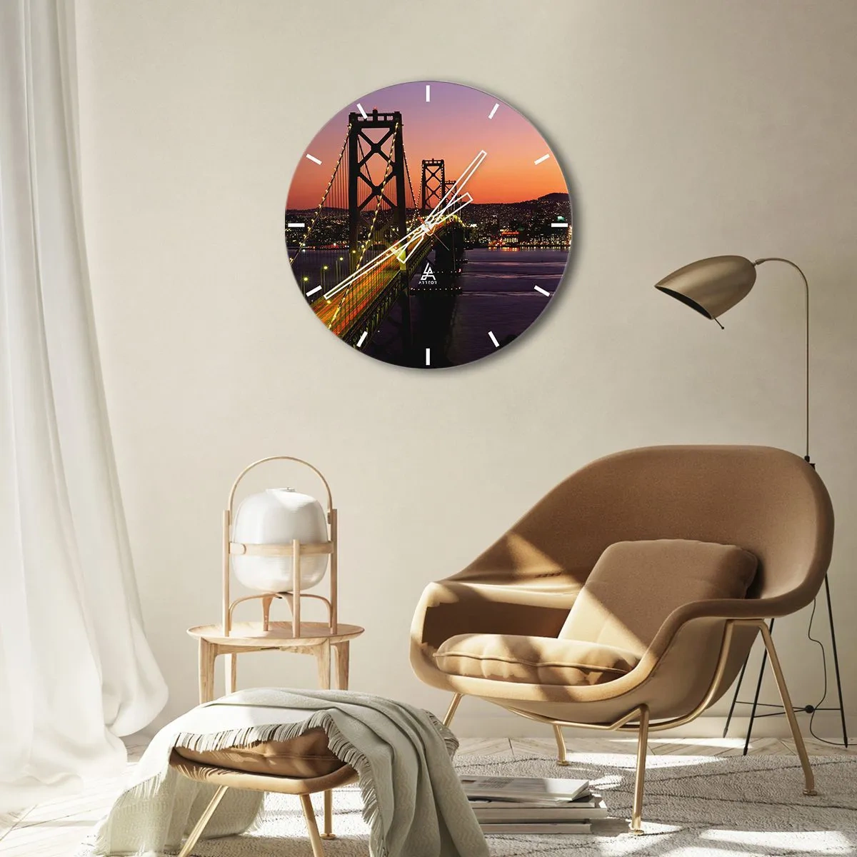 Wanduhr - Glasuhr - Eine Brücke, die bei Sonnenuntergang von Lichtern beleuchtet wird - 30x30cm - Violetter Abend - Moderne Wanddekoration für Wohnzimmer, Küche und Schlafzimmer ARTTOR