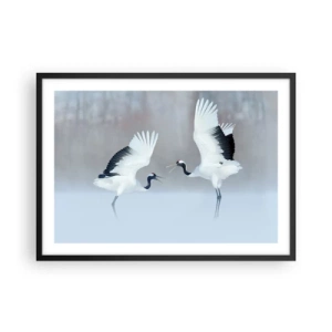 Poster in einem schwarzem Rahmen - Zwei Kraniche tanzen in einer nebligen Landschaft - 70x50cm - Tanz im Nebel - Moderne Wanddekoration für Wohnzimmer und Schlafzimmer ARTTOR