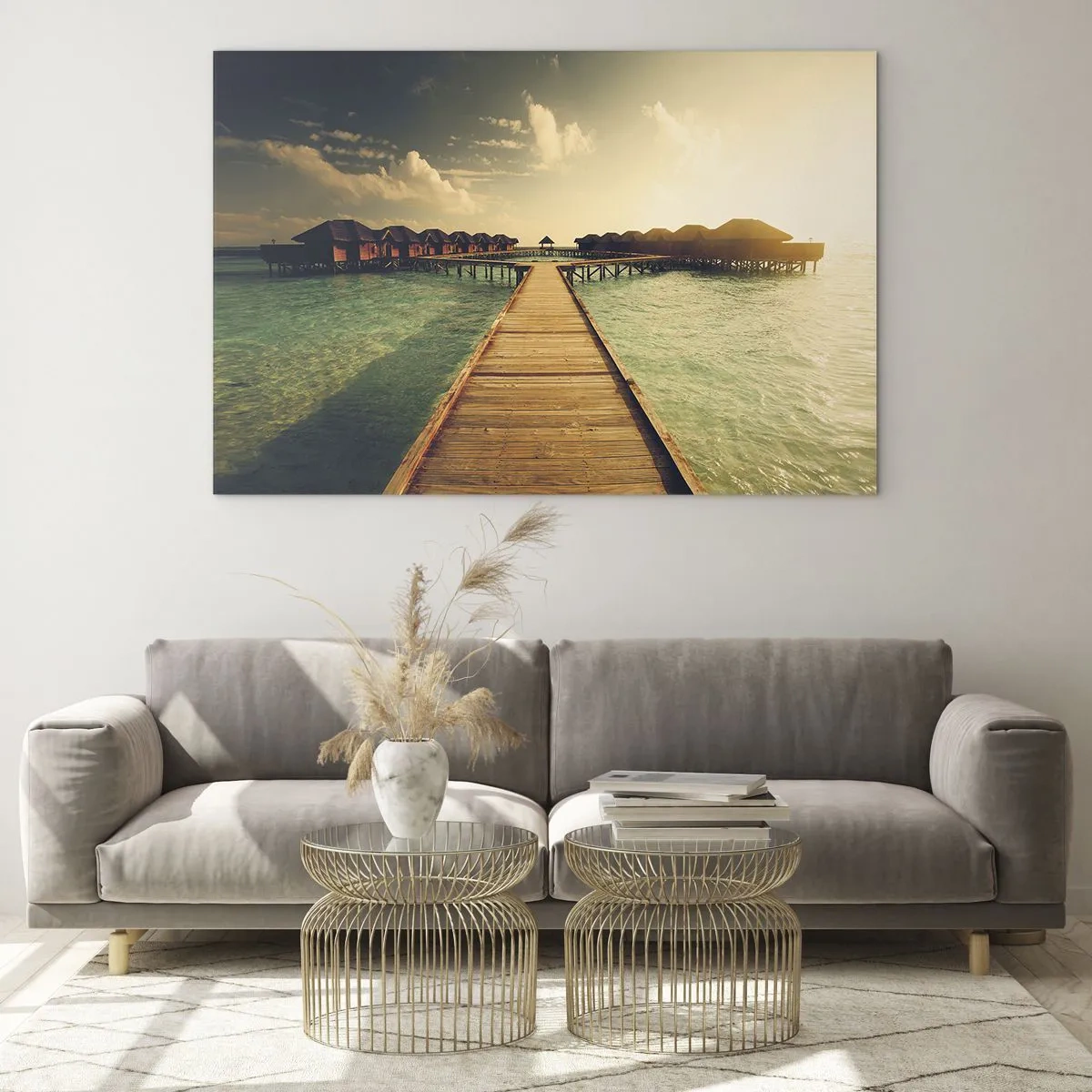 Glasbild - Bild auf glas - Der Pier, der bei Sonnenuntergang zu den Cottages am Wasser führt - 120x80cm - Eine herzliche Einladung - Moderne Wanddekoration für Wohnzimmer und Schlafzimmer ARTTOR