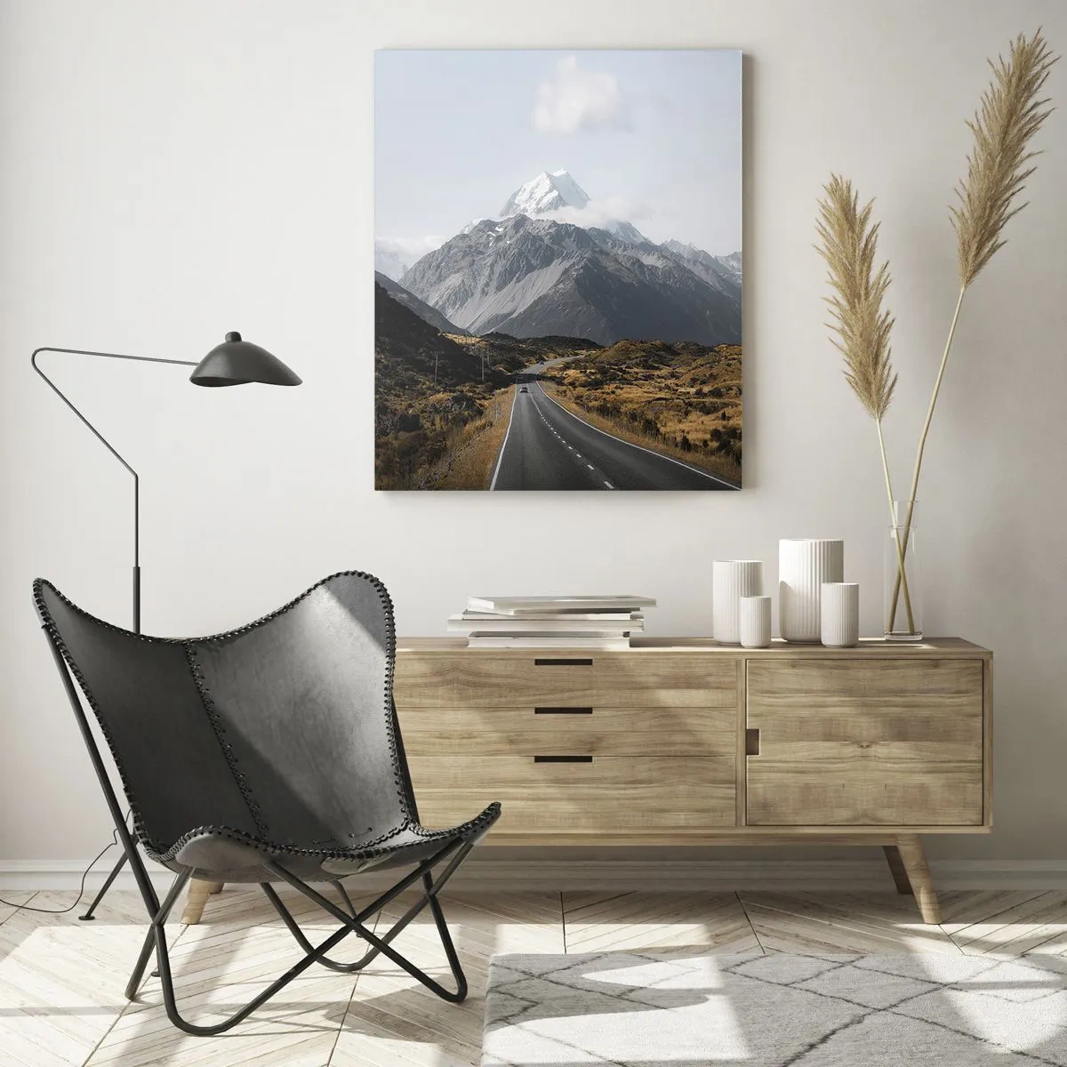 Glasbild - Bild auf glas - Eine Asphaltstraße, die zu den schneebedeckten Bergen führt - 50x70cm - Der Weg ins Herz der Berge - Moderne Wanddekoration für Wohnzimmer und Schlafzimmer ARTTOR