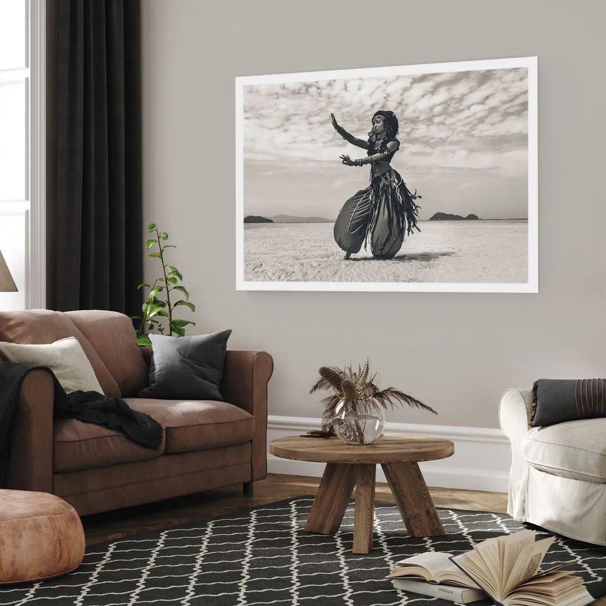 Poster - Exotische Tänzerin vor Wüstenkulisse - 100x70cm - Der Tanz der südlichen Inseln - Moderne Wanddekoration für Wohnzimmer und Schlafzimmer ARTTOR