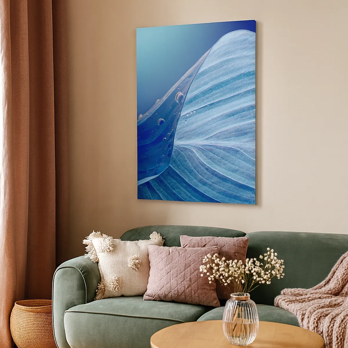Bild auf Leinwand - Leinwandbild - Ein blaues Blatt mit sichtbaren Wassertropfen - 50x70cm - Versteckte Tropfen vom Blau - Moderne Wanddekoration für Wohnzimmer und Schlafzimmer ARTTOR