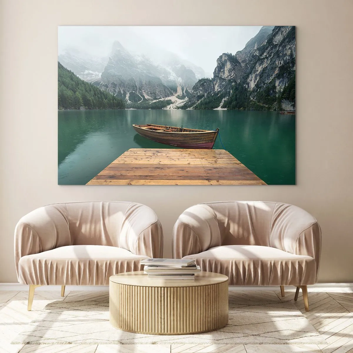 Glasbild - Bild auf glas - Ein Boot an den Anlegestellen auf einem See in einer bergigen Landschaft mit Nebel - 70x50cm - Und die stolzen Felsen der Stirn - Moderne Wanddekoration für Wohnzimmer und Schlafzimmer ARTTOR