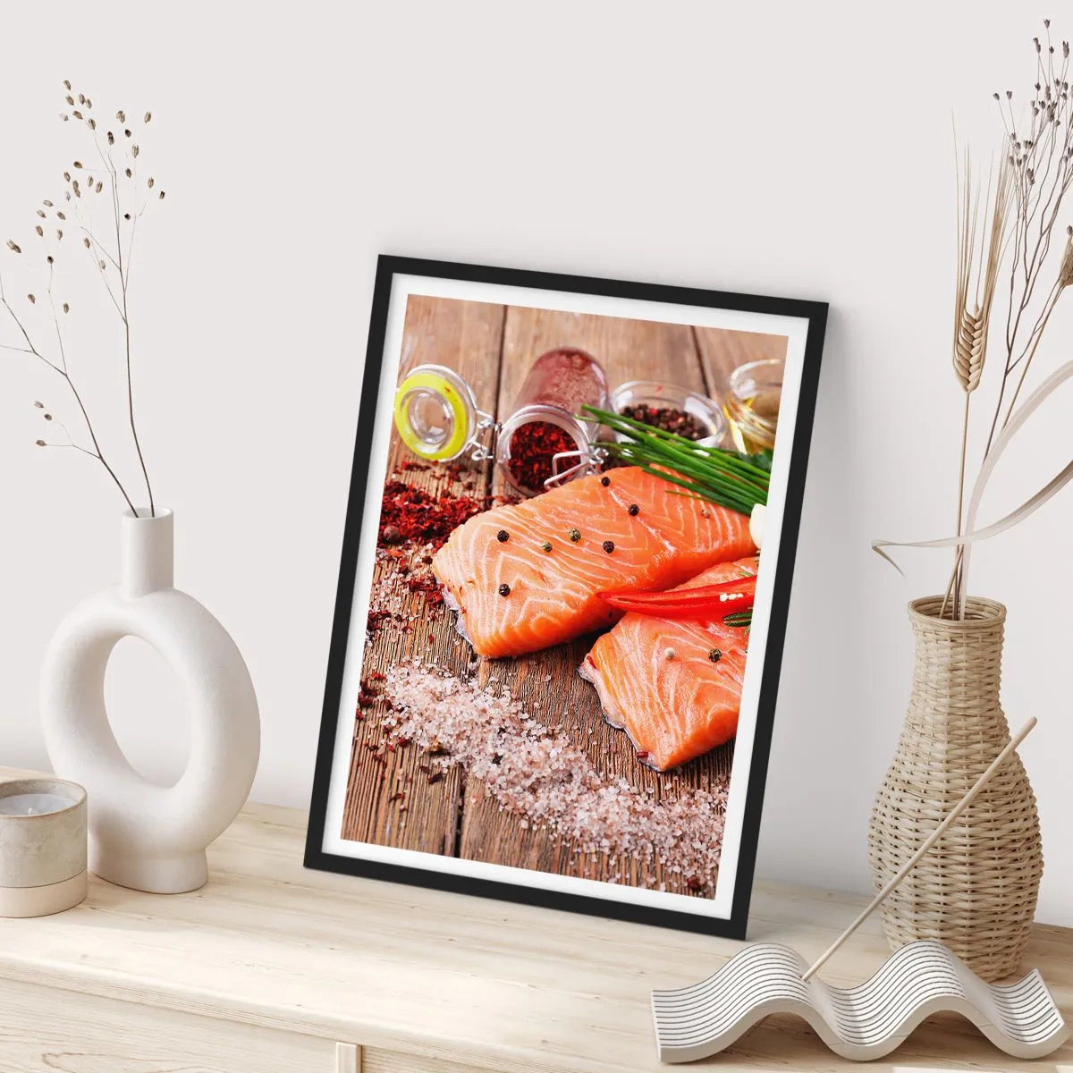 Poster in einem schwarzem Rahmen - Lachsfilets mit Gewürzen auf rustikalem Hintergrund - 50x70cm - Norwegisches Abenteuer in der Küche - Moderne Wanddekoration für Wohnzimmer und Schlafzimmer ARTTOR