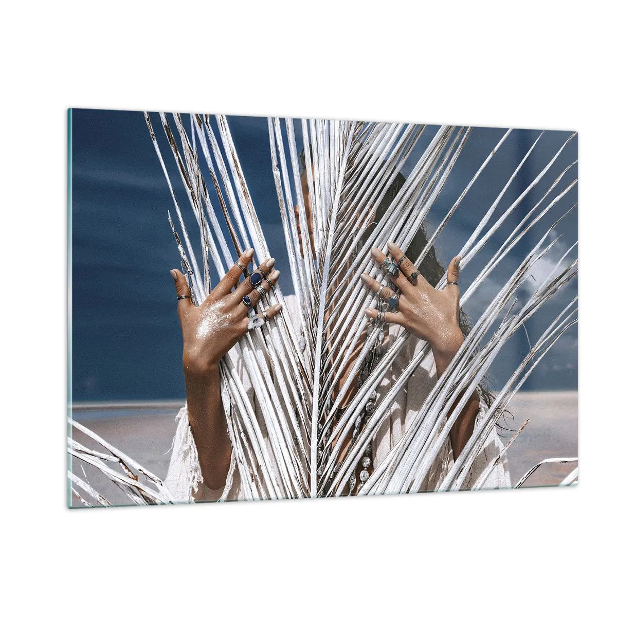 Glasbild - Bild auf glas - Mit Ringen geschmückte Frauenhände hinter einer trockenen Palme - 120x80cm - Das Mädchen des Schamanen? - Moderne Wanddekoration für Wohnzimmer und Schlafzimmer ARTTOR