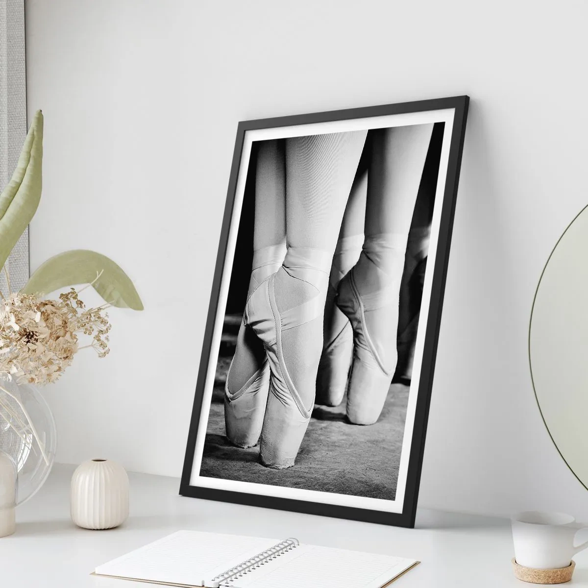 Poster in einem schwarzem Rahmen - Ein schwarz-weißes Poster mit Ballett-Spitzenschuhen. - 50x70cm - Gemeinsam, leicht - Moderne Wanddekoration für Wohnzimmer und Schlafzimmer ARTTOR