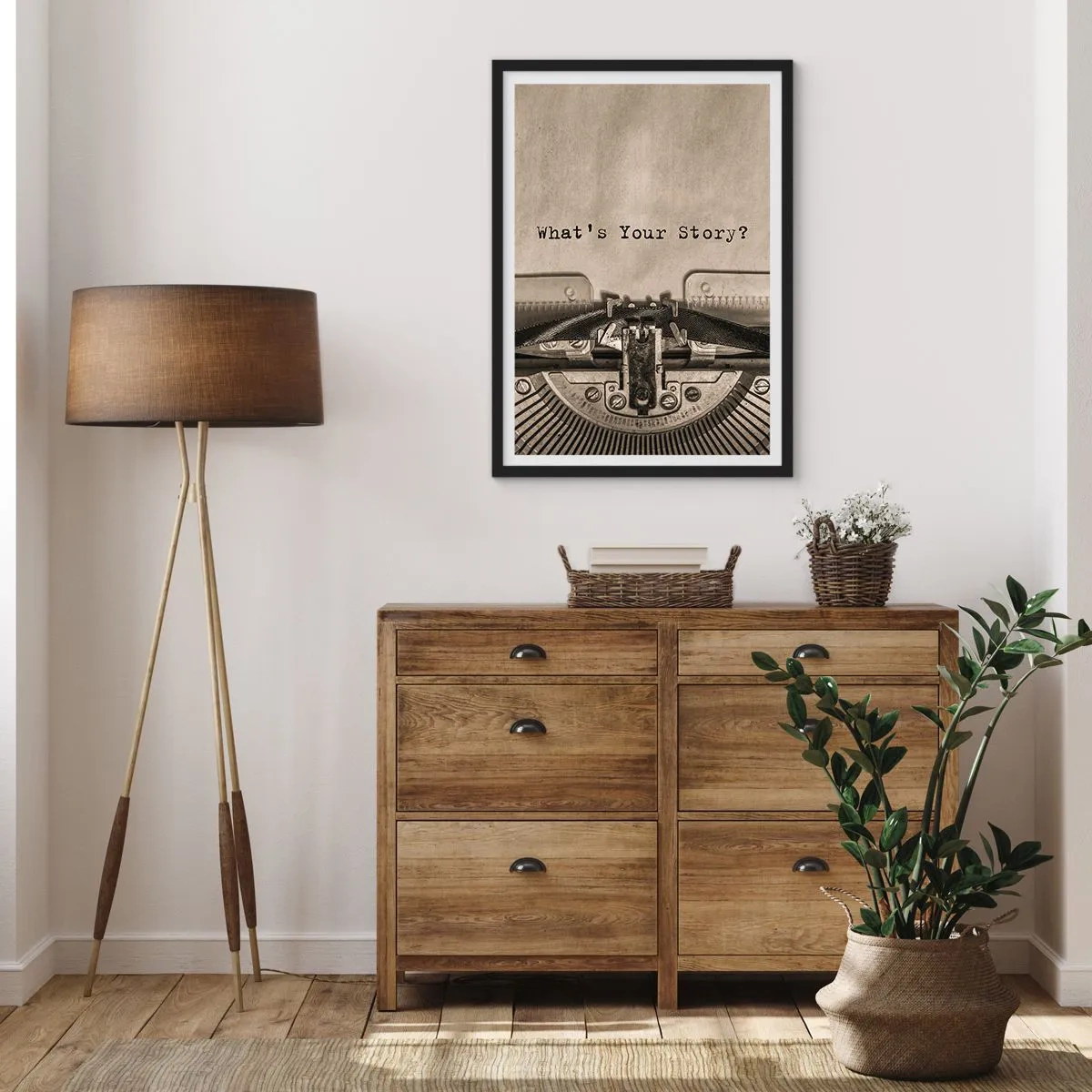Poster in einem schwarzem Rahmen - Eine alte Schreibmaschine mit den Worten „What’s Your Story“ darauf - 50x70cm - Erzähl es mir - Moderne Wanddekoration für Wohnzimmer und Schlafzimmer ARTTOR