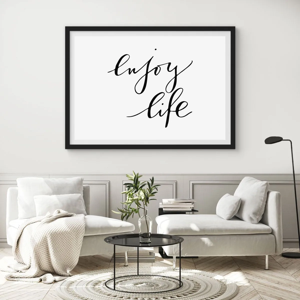 Poster in einem schwarzem Rahmen - Das Zitat „Genieße das Leben“ in schwarzer Kalligrafie auf weißem Hintergrund - 70x50cm - Nichts hinzufügen… - Moderne Wanddekoration für Wohnzimmer und Schlafzimmer ARTTOR