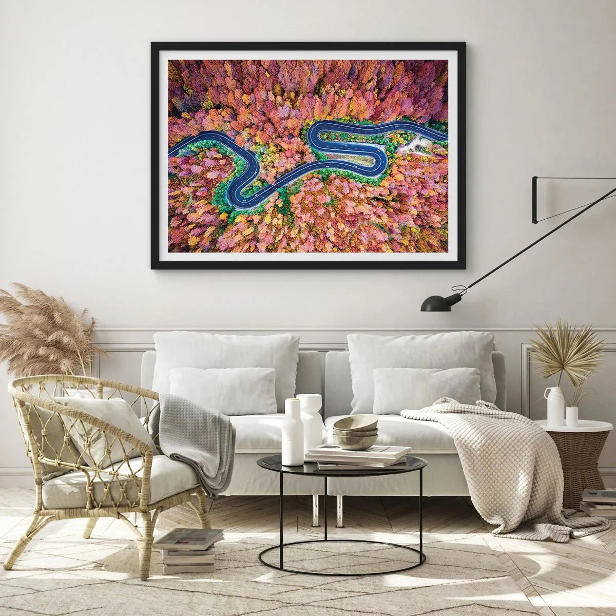 Poster in einem schwarzem Rahmen - Eine kurvenreiche Straße in einem herbstlichen Wald aus der Vogelperspektive gesehen - 70x50cm - Kurvenreicher Weg durch den Wald - Moderne Wanddekoration für Wohnzimmer und Schlafzimmer ARTTOR