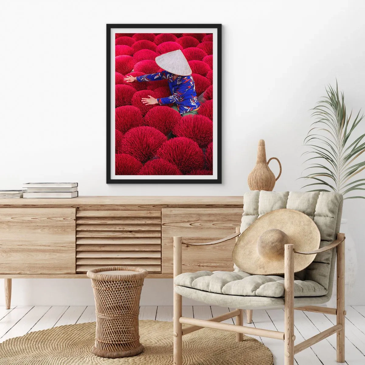 Poster in einem schwarzem Rahmen - Eine Figur mit Hut vor einem Hintergrund aus roten Räucherstäbchen - 50x70cm - Im Reisfeld - Moderne Wanddekoration für Wohnzimmer und Schlafzimmer ARTTOR