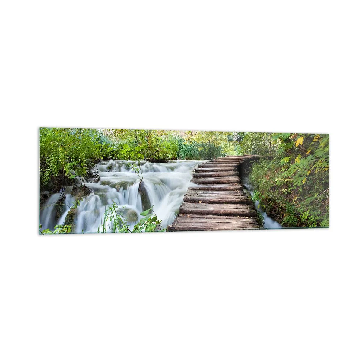 Glasbild - Bild auf glas - Eine Holzbrücke über einen Wasserfall, umgeben von üppigem grünen Wald. - 160x50cm - Das Wasser ist überhaupt nicht ruhig - Moderne Wanddekoration für Wohnzimmer und Schlafzimmer ARTTOR