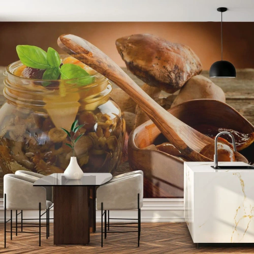 Fototapete Standard Eco - Eingelegte Pilze in einem Glas auf einem Holztisch - 100x70cm - Ob frisch oder gesalzen, oder in der Herbstsaison ... - Moderne Wanddekoration für Wohnzimmer und Schlafzimmer ARTTOR