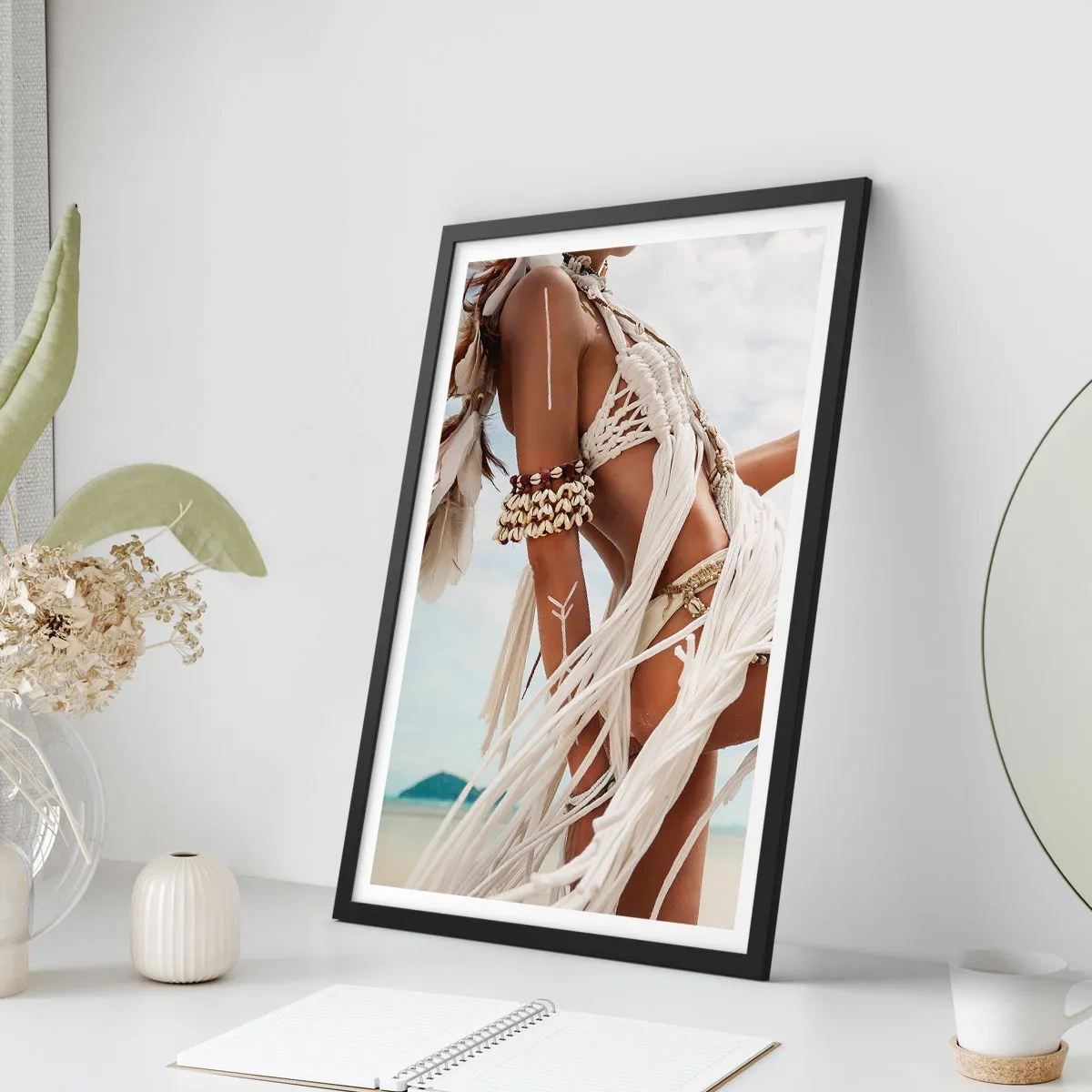 Poster in einem schwarzem Rahmen - Eine Priesterin der Sonne - 40x50 cm