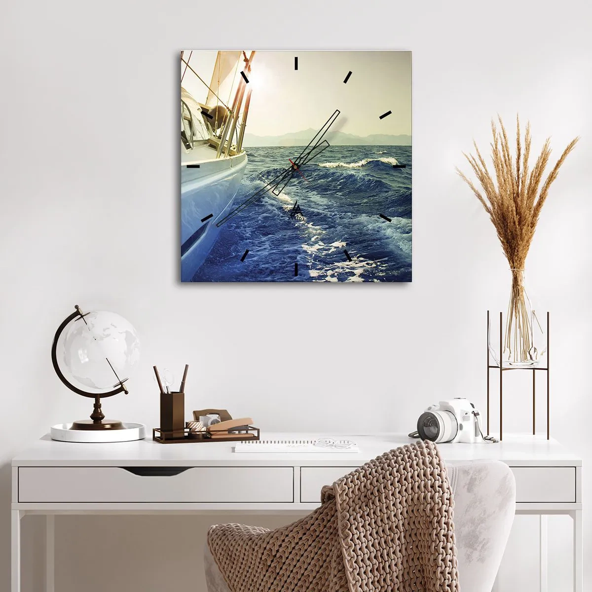 Wanduhr - Glasuhr - Eine Yacht auf offener See mit Blick auf die Wellen - 30x30cm - Auf ins Abenteuer - Moderne Wanddekoration für Wohnzimmer und Schlafzimmer ARTTOR