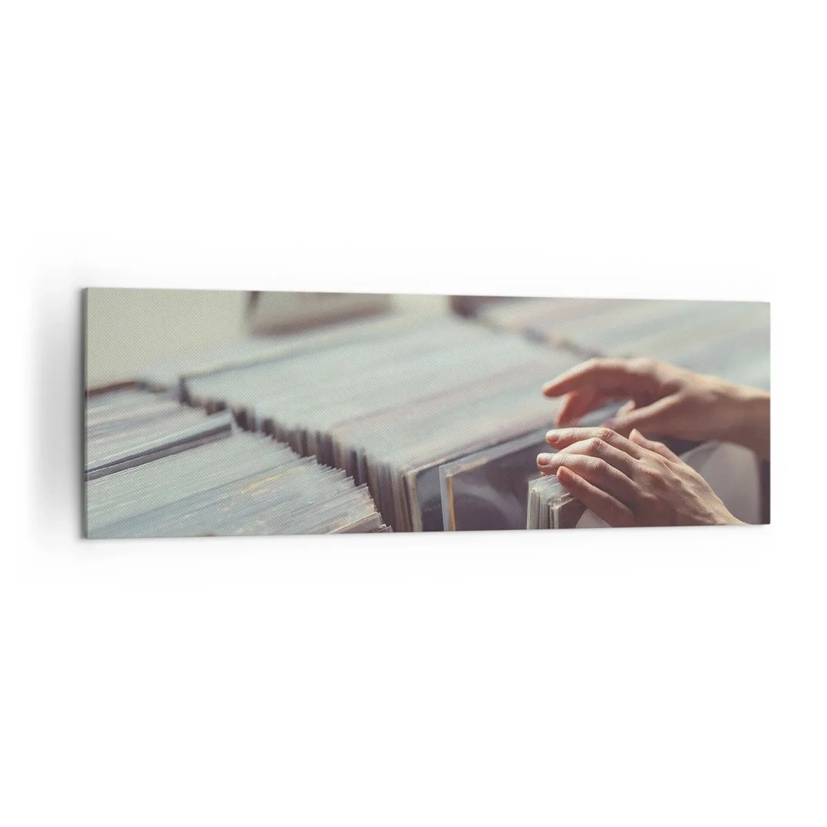 Bild auf Leinwand - Leinwandbild - Hände blättern durch eine Vinylsammlung - 160x50cm - Auf der Suche nach Emotionen - Moderne Wanddekoration für Wohnzimmer und Schlafzimmer ARTTOR