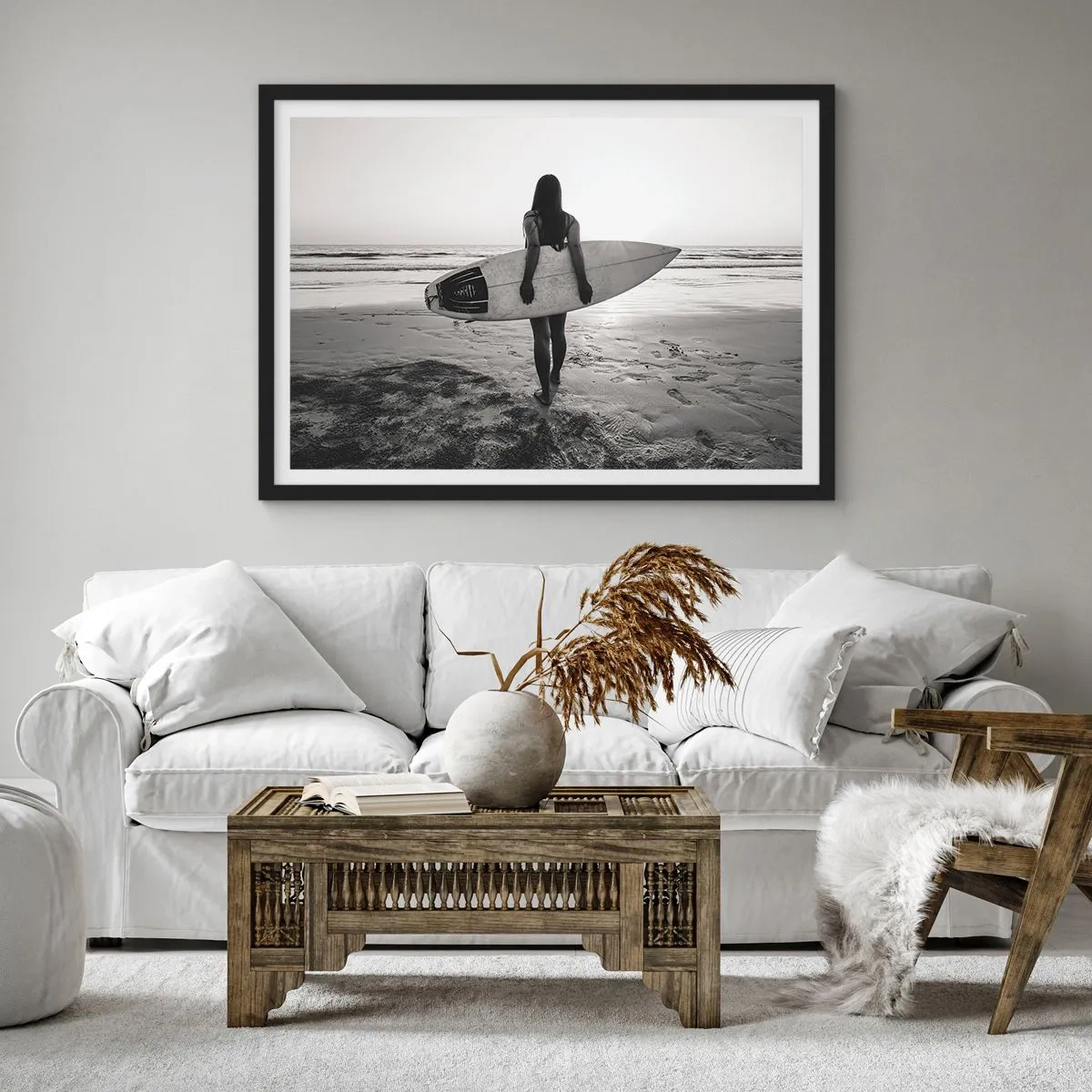 Poster in einem schwarzem Rahmen - Frau mit Surfbrett am Strand in Schwarz und Weiß - 70x50cm - Die Tochter der Meereswelle - Moderne Wanddekoration für Wohnzimmer und Schlafzimmer ARTTOR