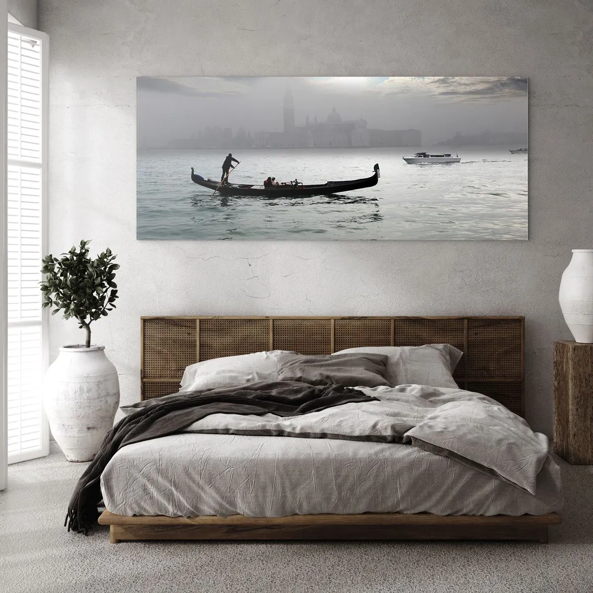 Glasbild - Bild auf glas - An einem nebligen Morgen gleitet eine Gondel über die Gewässer Venedigs und bietet einen Blick auf die Stadt. - 160x50cm - Eine fabelhafte Stadt aus Wasser und Nebel - Moderne Wanddekoration für Wohnzimmer und Schlafzimmer ARTTO