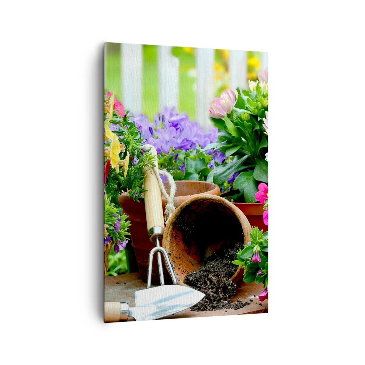 Bild auf Leinwand - Leinwandbild - Bunte Blumen in Töpfen mit Gartengeräten auf dem Tisch - 80x120cm - Zosias Garten - Moderne Wanddekoration für Wohnzimmer und Schlafzimmer ARTTOR