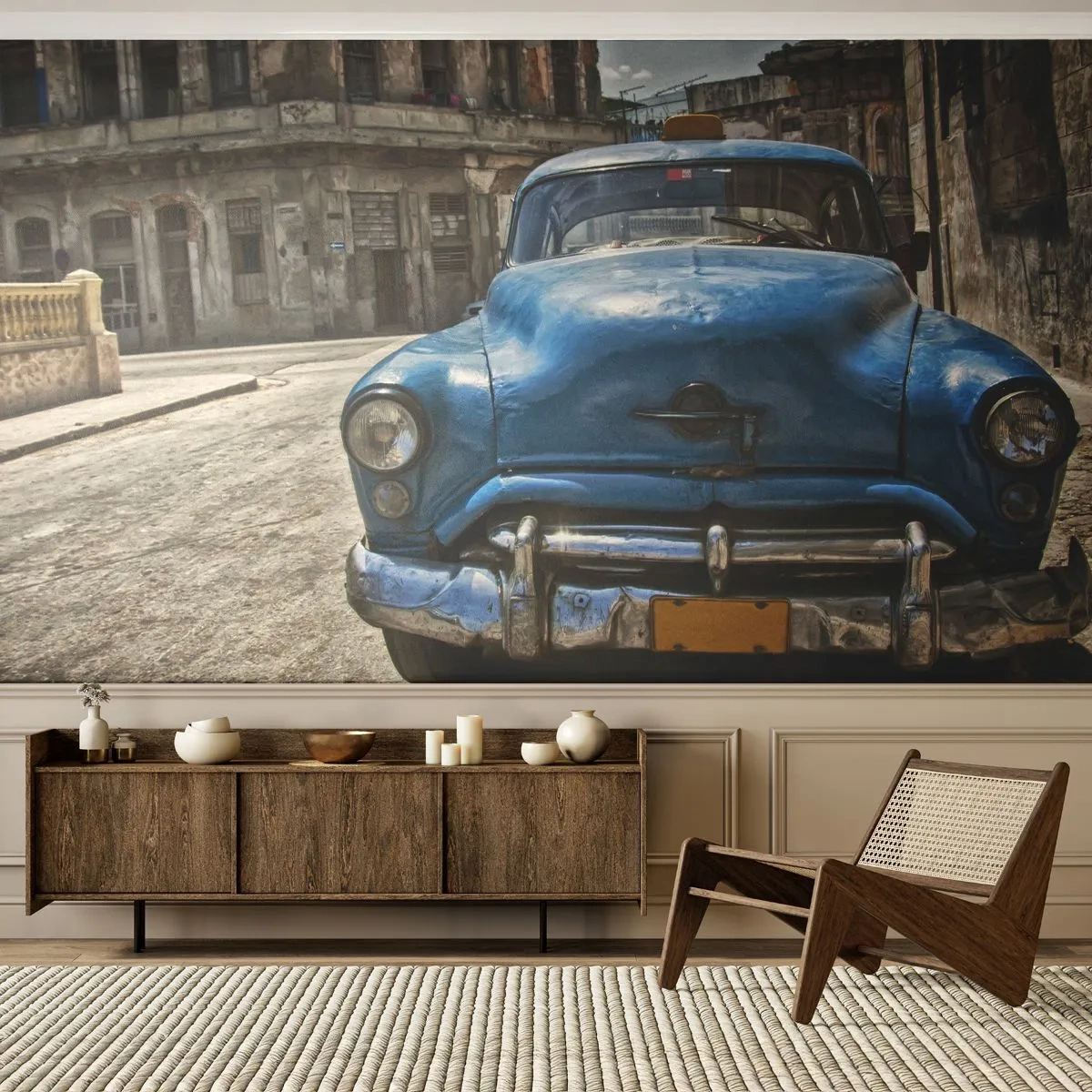 Fototapete Premium Sand - Ein altes blaues Auto vor der Kulisse einer historischen Straße - 100x70cm - Alt ist schön - Moderne Wanddekoration für Wohnzimmer und Schlafzimmer ARTTOR