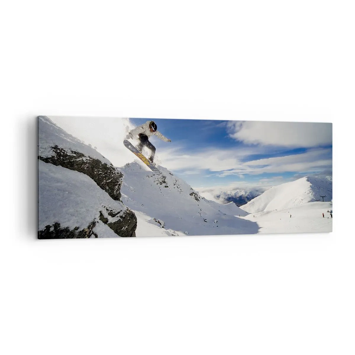 Bild auf Leinwand - Leinwandbild - Ein Snowboarder springt von einer Klippe mit schneebedeckten Bergen im Hintergrund. - 140x50cm - Freiheit ohne Grenzen - Moderne Wanddekoration für Wohnzimmer und Schlafzimmer ARTTOR