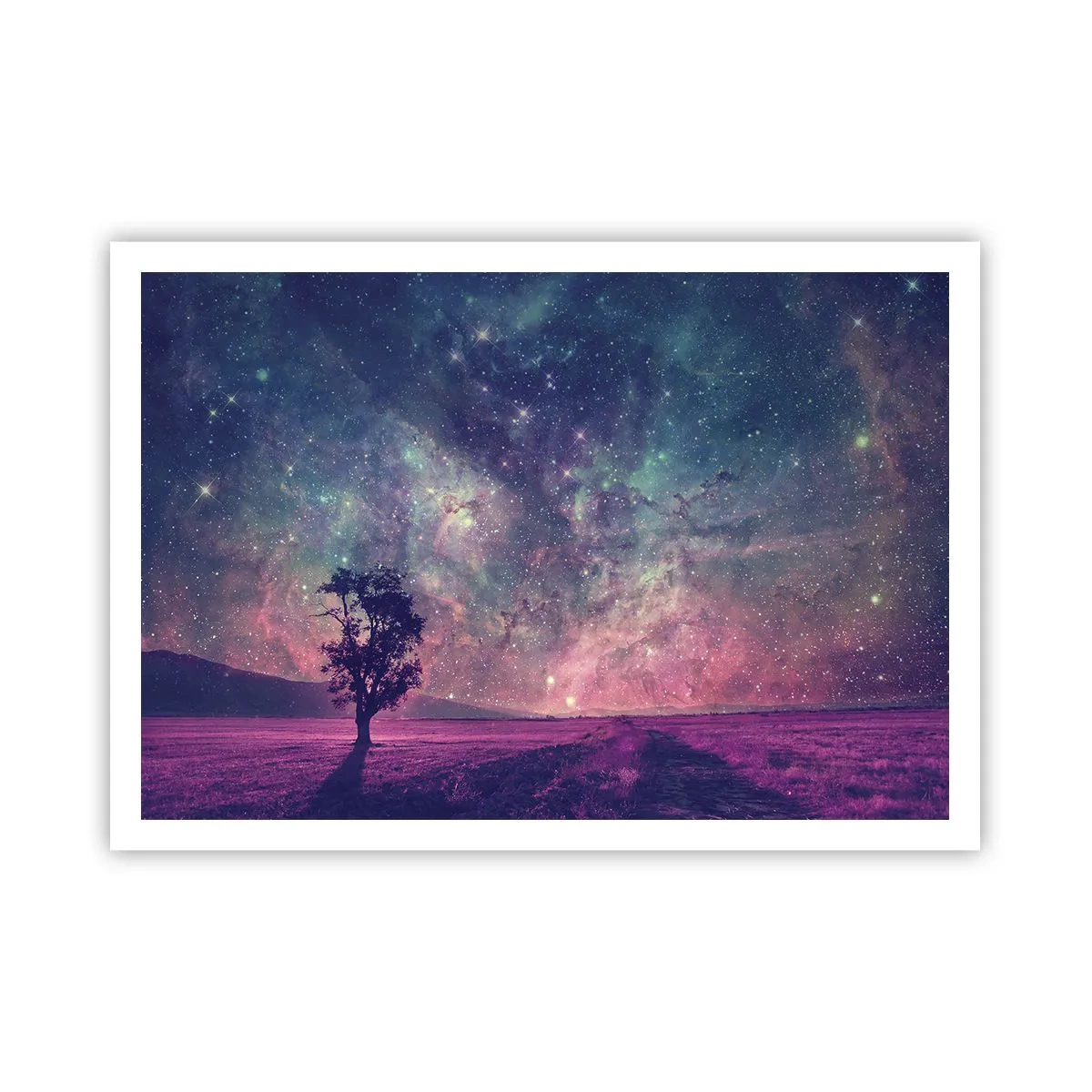 Poster - Ein Baum vor einem Sternenhimmel in violetten und blauen Farben - 100x70cm - Unter dem magischen Himmel - Moderne Wanddekoration für Wohnzimmer und Schlafzimmer ARTTOR