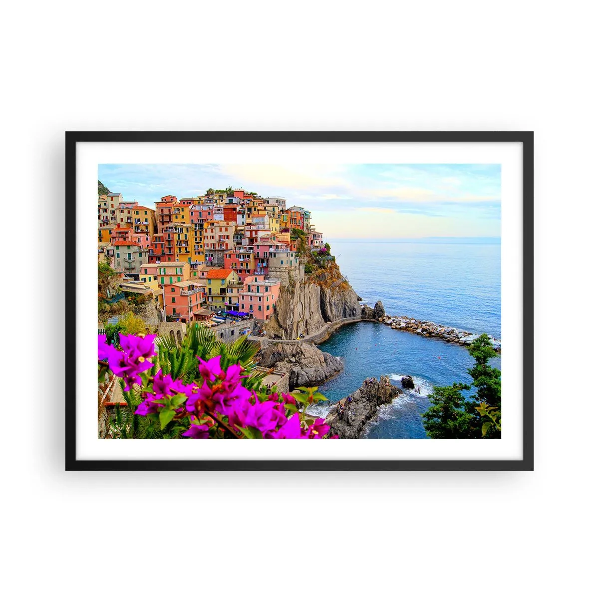 Poster in einem schwarzem Rahmen - Bunte Häuser auf einer Klippe mit Blick auf das Meer in einer malerischen Landschaft - 70x50cm - Lachende Stadt - Moderne Wanddekoration für Wohnzimmer und Schlafzimmer ARTTOR