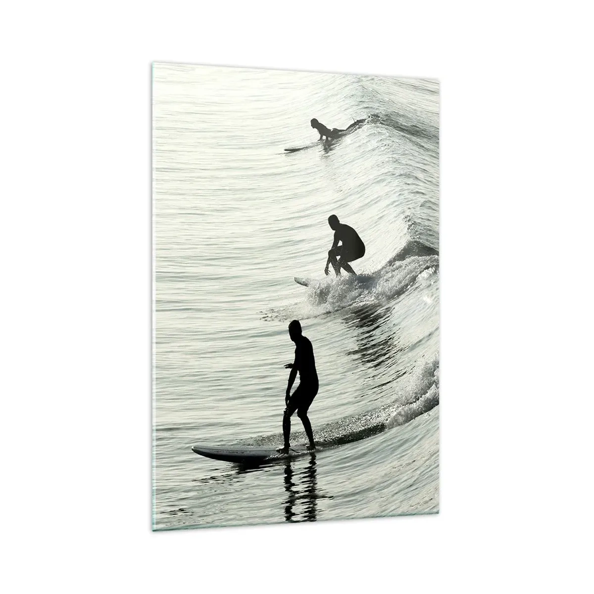 Glasbild - Bild auf glas - Surfer auf den Wellen in einer monochromen Aufnahme - 70x100cm - Gegen die Welle - Moderne Wanddekoration für Wohnzimmer und Schlafzimmer ARTTOR