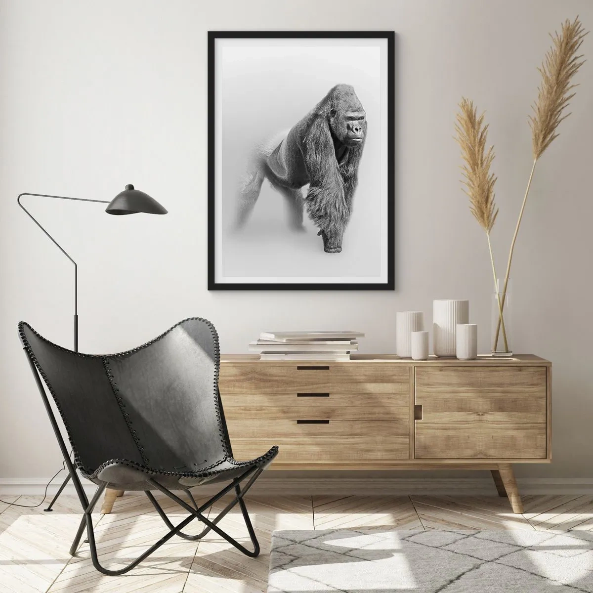 Poster in einem schwarzem Rahmen - Porträt eines Gorillas vor minimalistischem Hintergrund - 50x70cm - Zuversichtlich in seiner Stärke - Moderne Wanddekoration für Wohnzimmer und Schlafzimmer ARTTOR