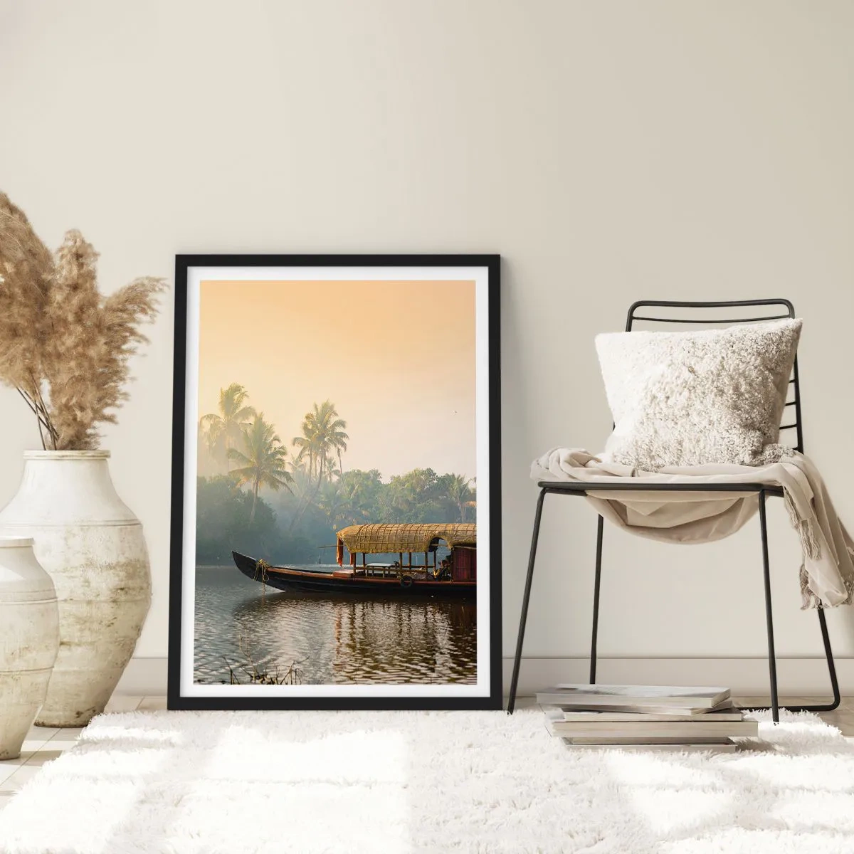 Poster in einem schwarzem Rahmen - Traditionelles Boot auf einem Fluss zwischen Palmen bei Sonnenuntergang - 50x70cm - Haus am Fluss - Moderne Wanddekoration für Wohnzimmer und Schlafzimmer ARTTOR