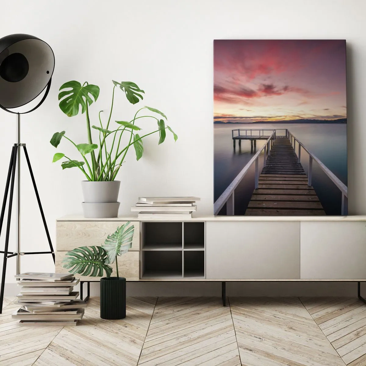 Bild auf Leinwand - Leinwandbild - Ein Steg, der bei Sonnenuntergang zu einem ruhigen See führt - 80x120cm - Die sanfte Flamme des Abends - Moderne Wanddekoration für Wohnzimmer und Schlafzimmer ARTTOR