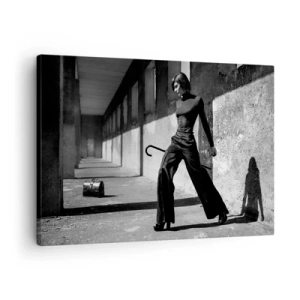 Bild auf Leinwand - Leinwandbild - Stilvolle Frau in einem industriellen Umfeld - 70x50cm - Urbane Eleganz - Moderne Wanddekoration für Wohnzimmer und Schlafzimmer ARTTOR