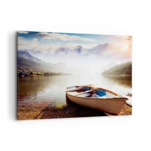 Bild auf Leinwand - Leinwandbild - Ein Boot am Ufer eines Sees mit Blick auf die Berge am Morgen - 100x70cm - Am tollen und klaren Wasser - Moderne Wanddekoration für Wohnzimmer und Schlafzimmer ARTTOR