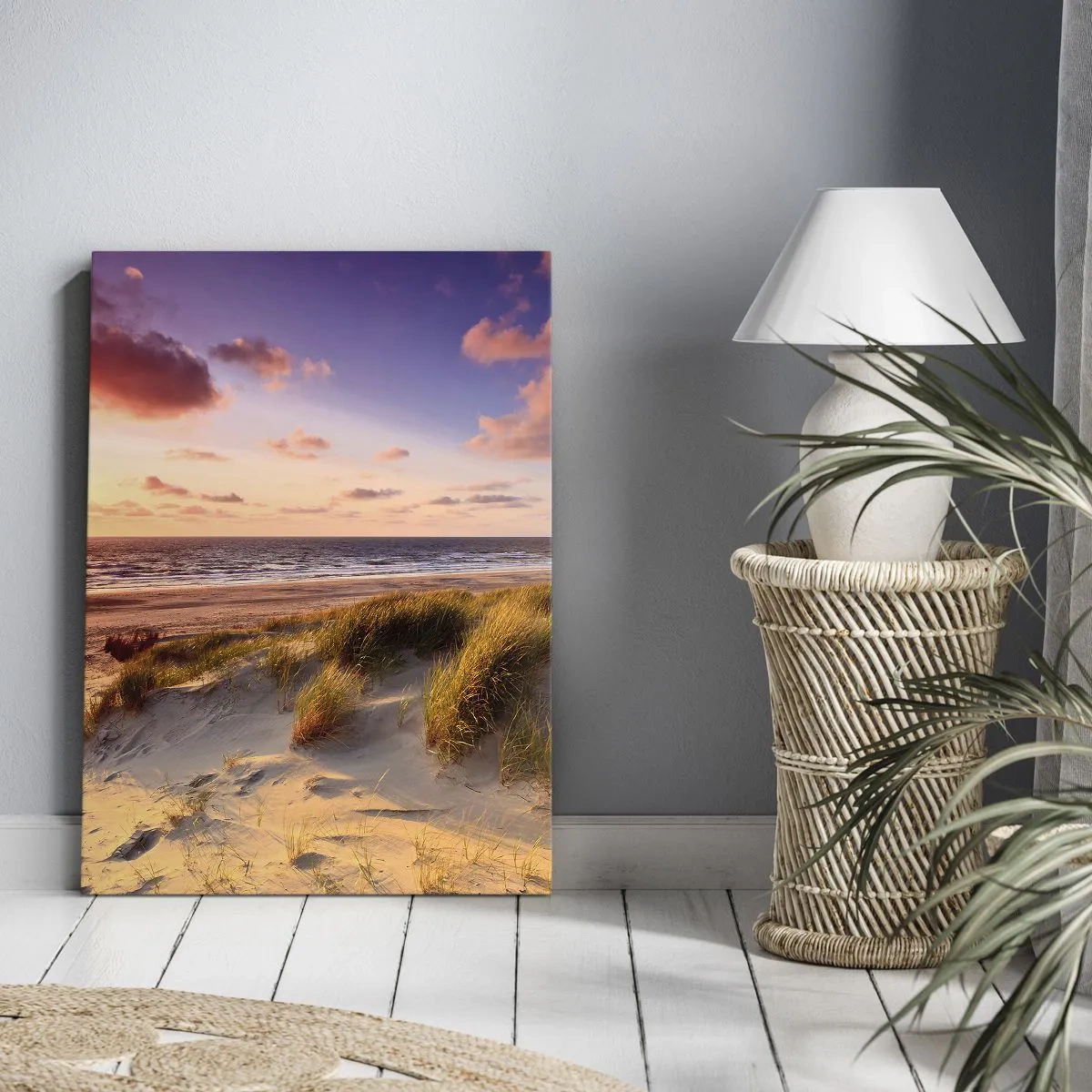 Bild auf Leinwand - Leinwandbild - Ein grasbewachsener Strand und ein Sonnenuntergang über einem ruhigen Meer - 70x100cm - Die Luft riecht schon im Sommer - Moderne Wanddekoration für Wohnzimmer und Schlafzimmer ARTTOR