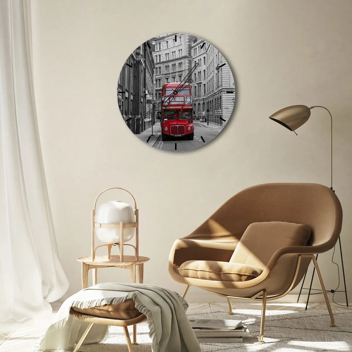 Wanduhr - Glasuhr - Ein roter Bus vor einem Hintergrund aus schwarz-weißen Gebäuden. - 30x30cm - Der Alltag muss nicht grau sein - Moderne Wanddekoration für Wohnzimmer, Küche und Schlafzimmer ARTTOR