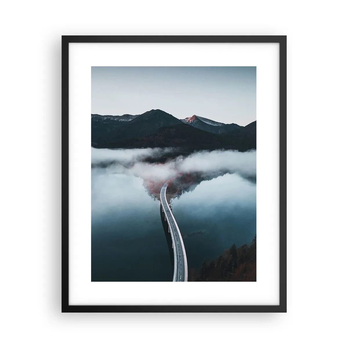 Poster in einem schwarzem Rahmen - Über Wasser so glatt wie ein Spiegel - 40x50 cm