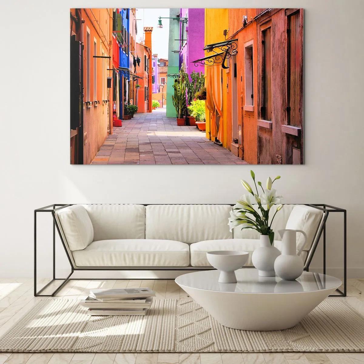 Glasbild - Bild auf glas - Eine farbenfrohe Straße mit Mietshäusern in warmen Farbtönen - 70x50cm - Regenbogengasse - Moderne Wanddekoration für Wohnzimmer und Schlafzimmer ARTTOR