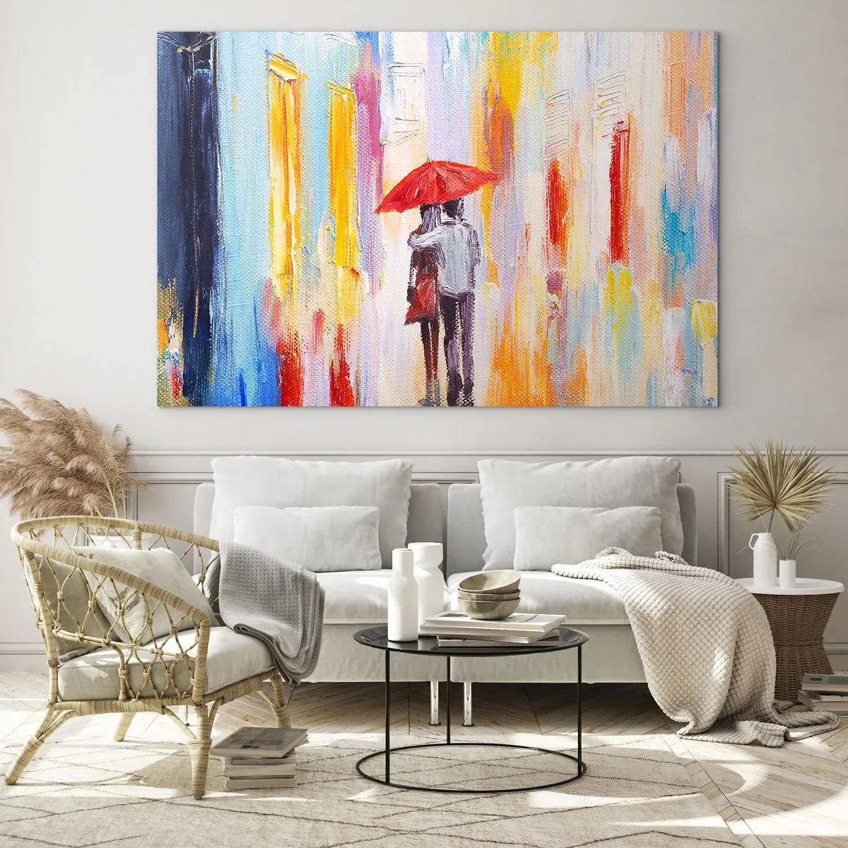 Glasbild - Bild auf glas - Ein Paar hält einen roten Regenschirm im Regen vor einer farbenfrohen Straße. - 70x50cm - Lass es weiter regnen - Moderne Wanddekoration für Wohnzimmer und Schlafzimmer ARTTOR