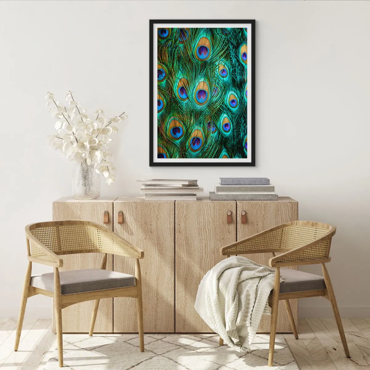 Poster in einem schwarzem Rahmen - Ein Blick mit Pfauenaugen - 70x100 cm