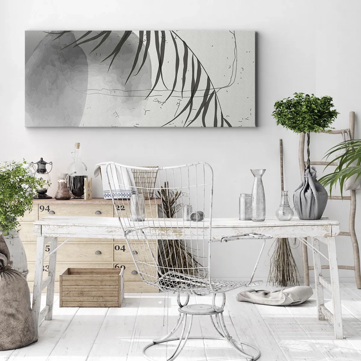 Bild auf Leinwand - Leinwandbild - Ein zartes Palmblattmotiv auf hellem Untergrund im skandinavischen Stil. - 140x50cm - Subtile Exotik der Natur - Moderne Wanddekoration für Wohnzimmer und Schlafzimmer ARTTOR